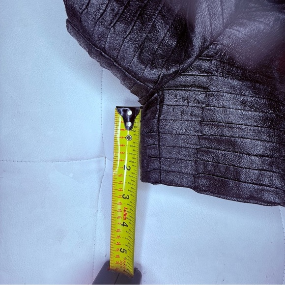 Forever 21 Black faux leather Textured Short size small - Picture 9 of 9